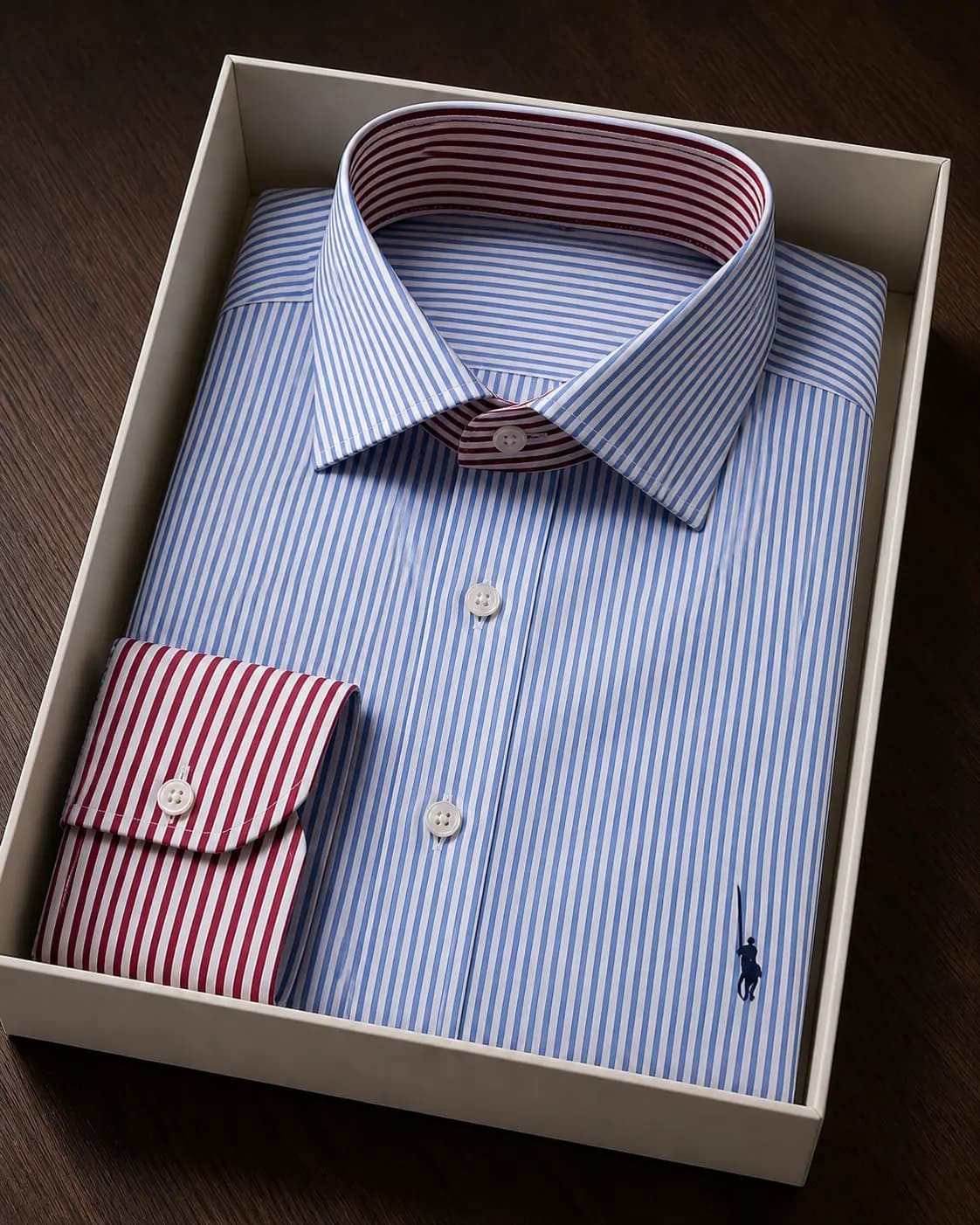 DEMO — Chemise rayée présentée en coffret, symbole brodé
